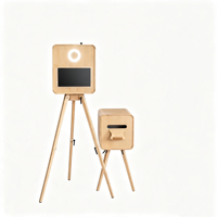 Photomaton vintage en bois sur trépied avec écran tactile, anneau lumineux et système Windows pour événements et locations de fêtes