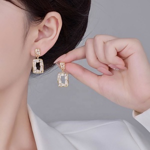 Pendientes de Aguja de Plata con Incrustaciones de Microperlas Doradas de Estilo Palacio Retro de Alta Gama para Mujer, Nuevos y Modernos - Product Image 2