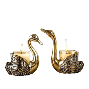 Élégantes Bougeoirs en Laiton/Aluminium Faits Main, Paire de Cygnes, Centre de Table Décoratif de Luxe pour la Maison, le Salon ou un Mariage - Product Image 1