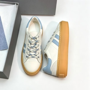 Zapatillas deportivas casuales de suela gruesa de goma suave con cordones de color contrastante, versátiles para ocasiones casuales y formales, calzado deportivo para mujer - Product Image 1