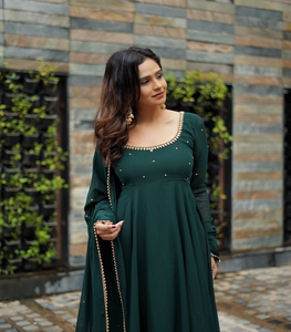 Robe longue en georgette de renard uni avec Dupatta pour femmes Belle robe à licou décontractée avec logo d'impression numérique subtile au dos - Product Image 4