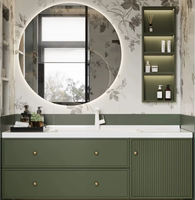Ensemble de meuble-lavabo flottant moderne avec miroir LED sans cadre rétroéclairé, assorti aux carreaux de marbre veiné doré et à la douche en verre