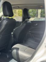 Подержанный Jeep Compass 200T 2018 года, комплектация Home Enjoy Edition, компактный внедорожник, левый руль, темный салон, шины R17