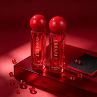 Vente en gros d'usine, flacon de parfum en verre transparent rectangulaire carré rouge élégant haut de gamme de 30 ml avec bouchon sphérique et impression sérigraphiée