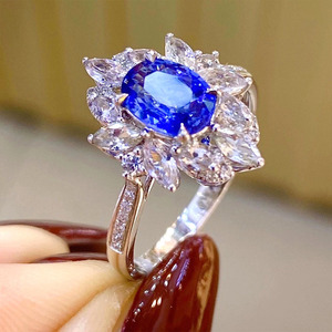 Anello di Lusso con Grappolo di Gemme Blu per Donne, Elegante Gioiello da Dito alla Moda - Product Image 4