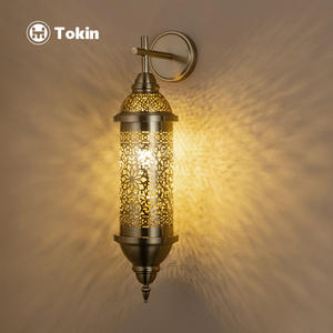 Lampe murale LED marocaine ajourée sculptée pour la décoration vintage de villas, restaurants, hôtels, gîtes et bars - Product Image 4