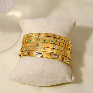 <span class=keywords><strong>Bracciali</strong></span> a Polsino Geometrici Ipoallergenici in <span class=keywords><strong>Acciaio</strong></span> Inox Placcato Oro 18K con Zirconi Incastonati per Donne - Product Image 1