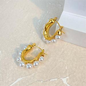Orecchini in acciaio al titanio placcato oro 18 carati in acciaio inossidabile intarsiato con orecchini a forma di C con perle bianche non sbiadiscono i <span class=keywords><strong>gioielli</strong></span> - Product Image 1