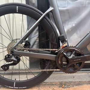 Vélo de route entièrement en fibre de carbone T800, freins à disque hydrauliques Shimano 105 24 vitesses, jeu de roues en carbone aérodynamique, vélo de course - Product Image 4