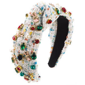 عصابة رأس نسائية من الصوف مزينة بالأحجار الكريمة لعيد الميلاد من FEDANS، مع تصميم جرس وندفة ثلج، إكسسوارات شعر عالية الجودة وأنيقة - Product Image 1