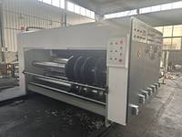 Machine d'impression flexographique à alimentation par chaîne, imprimante, rainureuse et découpeuse pour la fabrication de boîtes en carton