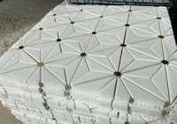 Mosaïque de carreaux en marbre blanc cristallin et laiton découpés au jet d'eau |   Mosaïque en marbre naturel pour mur et sol
