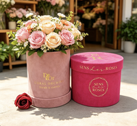 Boîtes cadeaux rondes roses de luxe en carton recyclé avec logo personnalisé, impression à chaud et accents de ruban