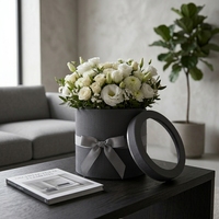 Boîte ronde grise de luxe personnalisée en papier lin avec fenêtre transparente, ruban et nœud, boîte cadeau cylindrique pour fleurs