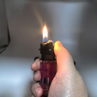 Briquet LED rechargeable au design moderne classique pour fumeurs pour camping, barbecue et bougie/éclairage de cigarette dans la cuisine