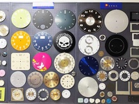 Jam Dinding Aluminium Custom Warna Emas Kontemporer dengan Gerakan Quartz Sweep Diameter 110cm Dekorasi Rumah untuk Peringatan Hari Jadi