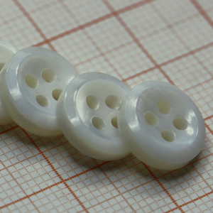 กระดุม2รูเปลือกหอยมุกสีขาวปรับแต่งได้ซักได้ - Product Image 1