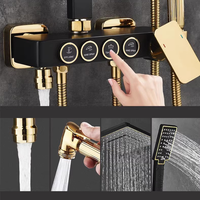Système de douche mural thermostatique noir et or avec pommeau de douche carré effet pluie et mitigeur intelligent pour salle de bain de luxe
