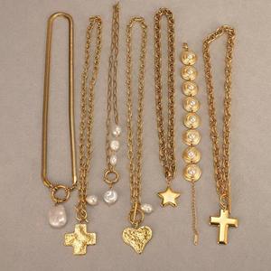 Nouveau collier tendance en acier inoxydable plaqué or 18 carats PVD, imperméable, texture martelée, chaîne à maillons géométriques, pendentif en forme de cœur et de croix - Product Image 4