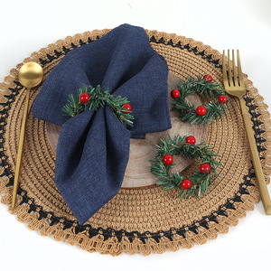 Serie Natalizia Anello Portatovagliolo in Tessuto Intrecciato a Mano con Frutti Rossi e Aghi di Pino Dorati per Matrimoni - Product Image 2