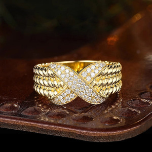 Anello a X Testurizzato per Donne, Elegante Gioiello da Dito di Lusso in Stile Vintage - Product Image 3