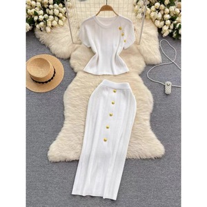 ชุดเซ็ตสองชิ้นแฟชั่นสำหรับผู้หญิง เสื้อถักแขนสั้นพรีเมียมกระดุมโลหะ กระโปรงยาวทรงเข้ารูป - Product Image 1