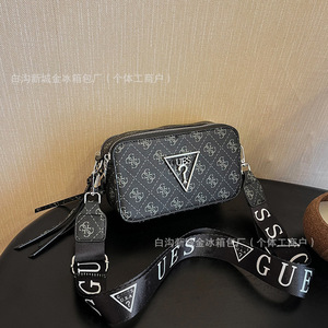 Bolso Bandolera Clásico de Moda para Mujer, Diseño Vintage, Estilo Cámara, Novedad Guesses, Invierno, PU, Portátil, Duradero, con Cremallera y Cadena para Llevar al Hombro - Product Image 1