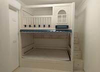 Lit en bois massif JS Modern Pink Cream avec fenêtre arquée, armoire-escalier de rangement et double tiroir, mobilier enfant double
