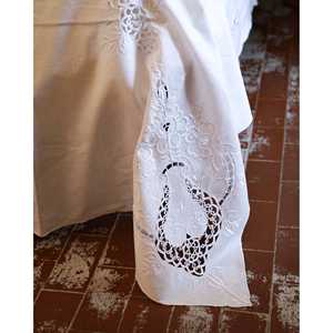 Cubrecama de Lino Blanco con Encaje, Cubrecama de Microfibra Acolchado Suave, Tamaño Personalizable (Individual, King, Queen) para Uso Doméstico y en Hoteles - Product Image 1