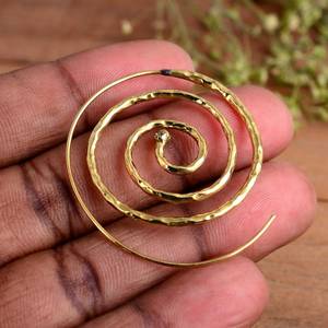 Pendientes de Aro en Espiral Chapados en Oro con Diseño Martillado - Regalo de Lujo para Mujer y Diseño Espiral de la Vida para Fiestas - Product Image 4