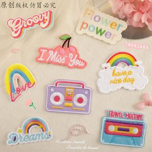 Patch brodé thermocollant rose en forme de bande radio arc-en-ciel pour vêtements, sacs et décoration de jeans - Product Image 1