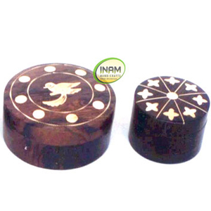 Belle et décorative boîte en bois faite à la main avec incrustation en laiton - Product Image 1