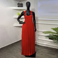 Robe plissée dos nu à bretelles, couleur unie, avec fleurs 3D élégantes sur les épaules, nouvelle collection printemps 2026 pour femme