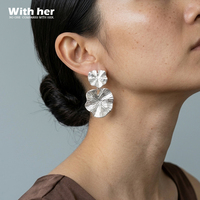 Pendientes de gota con textura de hoja de loto irregular, acabado mate, chapados en oro, hipoalergénicos, de gran tamaño, para mujer, de la marca Withher.