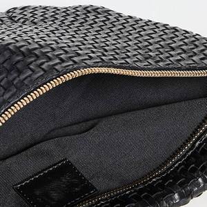 Sac banane personnalisé noir en cuir végétalien tressé avec quincaillerie dorée, sac de voyage bandoulière, sacoche de taille, sac messager tendance pour femme - Product Image 3