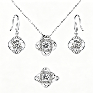 Set di Gioielli in Moissanite Placcato Argento 3 Pezzi, Collana con Ciondolo a Quadrifoglio, Orecchini e Anello, Regalo Nuziale per Donne - Product Image 1