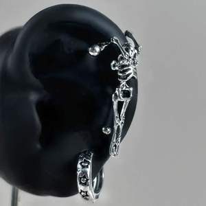 <span class=keywords><strong>Rise</strong></span> of the <span class=keywords><strong>Dead</strong></span> ~ Boucles d'oreilles polyvalentes style punk Dark Skeleton, design de niche - Product Image 4