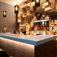 Comptoir de bar résidentiel personnalisable en bois massif, écologique et durable, avec dessus bleu, étagères, miroir décoratif et éclairage superposé pour bar à domicile
