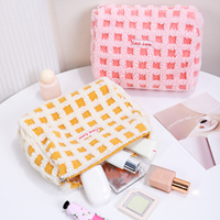 Bonbons sucrés en peluche gaufré personnalisé sacs à cosmétiques étuis professionnel fermeture éclair pochette de rangement à carreaux doux voyage trousse de maquillage pour les femmes