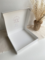 Boîtes d'emballage en carton ondulé personnalisées avec logo en feuille d'argent, pelliculage mat et ondulation E pour l'emballage de vêtements et de cadeaux