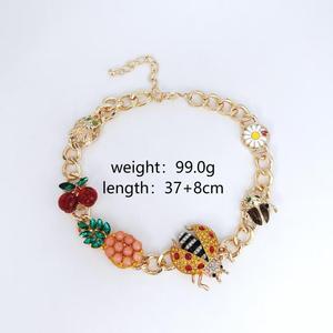 Squisita <span class=keywords><strong>Collana</strong></span> <span class=keywords><strong>con</strong></span> Ciondolo a Forma di Insetto e Frutta in Stile Retrò, <span class=keywords><strong>con</strong></span> Catena Placcata in Oro 18k, Set di Gioielli per Donne - Product Image 5