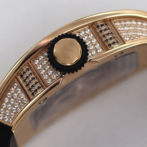 Montre de Luxe Exquise à Boîtier Diamanté, Cadran Onyx Rouge, Index Lumineux, Vis en Titane – Idéale pour les Occasions d'Élite sur le Tapis Rouge - Product Image 4