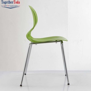 Chaise de salle à manger ergonomique en plastique PP, chaises de réception, design de siège incurvé avec pieds en métal pour la maison, la cuisine et le bureau - Product Image 4