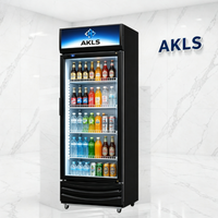 Vitrine réfrigérée verticale à porte vitrée simple avec éclairage LED et logo personnalisé pour boissons froides, idéale pour supermarchés et commerces.