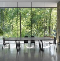 La grande table en bois massif du designer simple et vintage, le choix idéal pour les réunions d'affaires et le travail de bureau.