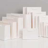 Sacs en papier kraft à poignée plate, MOQ faible (100 pièces), boîtes en papier personnalisées pour emballage de coffrets cadeaux pour magasins de détail, avec impression de votre propre LOGO