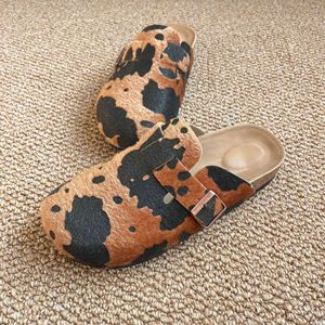 Zuecos de Cuero Vacuno con Bordado de Telaraña y Hebilla Ajustable, Suaves, Transpirables, Antideslizantes, con Forro de Cuero Genuino para Mujer y Hombre - Product Image 3