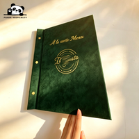 Couverture de menu en cuir pour restaurant gastronomique avec logo personnalisé, reliure verte à vis/clous et pochettes transparentes