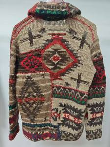 Cárdigan de punto de retazos bohemio informal hecho a mano con patrones tribales llamativos tonos terrosos antiarrugas - Product Image 2