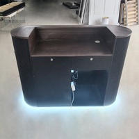 Comptoir de caisse LED éco-responsable, construction métal-bois, design moderne personnalisable, dimensions sur mesure, usage commercial pour les vêtements